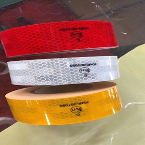piros és fehér fényvisszaverő biztonsági szalag